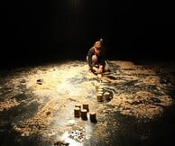 «Αν μ' ακούς, θα γίνω σεισμός»: Μια performance για τα όρια της ανθρώπινης αντοχής