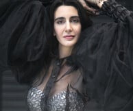 Θέμις Εικοσιπεντάρχου (Themis Eleni): Μια καλλιτέχνις που κάνει το γέλιο τελετουργία