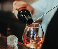 Upupa Epops the Bar: Ένα χρωματιστό στέκι στα Πετράλωνα που μένει σταθερό μέσα στα χρόνια