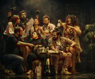 «Ο Ημιυπαίθριος»: Μια πρωτότυπη κωμωδία - φάρσα του Γιώργου Αλκαίου στο θέατρο Coronet