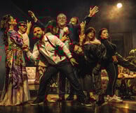 Ο Ημιυπαίθριος του Γιώργου Αλκαίου: Μια σουρεαλιστική κωμωδία για όλα τα σοβαρά της ζωής