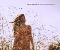 Η Roxani Chatzidimitriou παρουσιάζει το νέο της άλμπουμ «Entre Ruidos» (Ανάμεσα στους Θορύβους)
