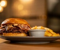 Μπαρ Μπεε Κιου x Λευτέρης Πέτρου: Νέες συνταγές, νέα γευστική ταυτότητα