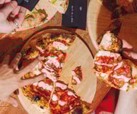 Don’t be a Dick: Απογευματινό ποτό και πίτσα σε ένα ντίσκο σκηνικό