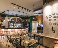 ζιράφ Wine Bar: Οινογνωσία για όλους σε ένα σκηνικό με street afro ατμόσφαιρα