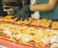 Black Salami: Ο φούρνος των Εξαρχείων που περιμένει με υπομονή τις ζύμες του