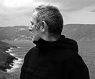 «Αυτή είναι η γειτονιά μου σκύλε»: Ο Παύλος Παυλίδης παρουσιάζει το βιβλίο του στο ΦΟΥΓΑΡΟ