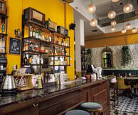 Νερατζιά: Αγαπημένες γεύσεις σε ένα στέκι που θυμίζει παλιά Αθήνα