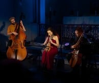 Το Kelly Thoma Trio στο Theatre of the No: Μια «Νυχτερινή Πτήση» πέρα από χρόνο και τόπο