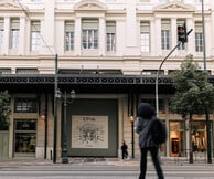 ΣΤΟΑ: Αυτοί είναι οι 17 συνεργάτες που συνθέτουν τον νέο προορισμό της Αθήνας