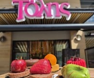 Tolis Sweets ’n’ Eats: Το viral «Bασίλειο των Φρούτων» στη Νίκαια