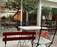 Ο Αφούσης: Η αγαπημένη ταβέρνα των Εξαρχείων επιστρέφει με νέο όνομα και την ίδια αυθεντική γοητεία