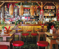 Tiki Bar: Το Κουκάκι έχει τροπικά vibes από το πρωί μέχρι αργά τη νύχτα