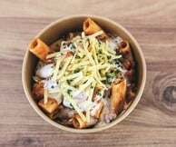 Slourp Pasta: Μια μακαρονάδα στο χέρι σε μια όμορφη πλατεία του Κορυδαλλού