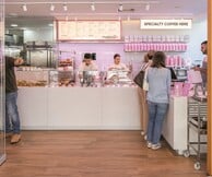Overoll: Το brunch spot που έκανε το κρουασάν καθημερινή γεύση