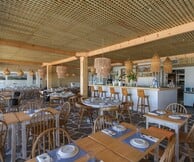 Axinos Paros: Ένα γαστρονομικό spot που συνδυάζει θάλασσα, γεύση και κυκλαδίτικη κομψότητα