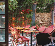 Plakaki: Aperitivo και νόστιμο pairing στην όμορφη πλατεία της Πλάκας