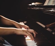 Η Κρατική Ορχήστρα Αθηνών κλείνει τη σεζόν με μια μουσική διαδρομή από την αρχαιότητα ως το σήμερα