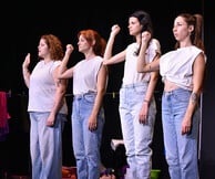 «GLOW ή Πώς να γυρίσεις ασφαλής στο σπίτι σου»: Μια σκηνική σύνθεση για το έμφυλο ζήτημα