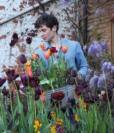 Ο Arthur Parkinson σχεδιάζει κήπους δίνοντας ομορφιά και νόημα στους χώρους που καταλαμβάνουν οι άνθρωποι που αγαπά. 