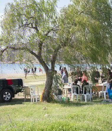 Κούλουμα στην παραλία της Καραθώνας