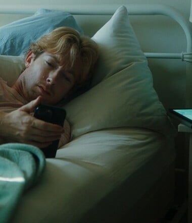 See Saw: Μια αιχμηρή, σκοτεινή κωμωδία θίγει τα ζητήματα της ιδιωτικής ζωής και της θέασης