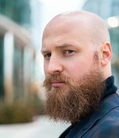 Adrian Zduńczyk: «Χάρη στις νέες τεχνολογίες, η εξουσία μπορεί να επιστρέψει στον λαό»