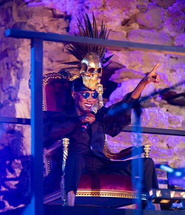 Ευτυχώς που υπάρχει και η Grace Jones