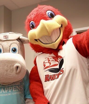 Και μασκότ να θες να γίνεις, πάλι από σχολείο θα περάσεις