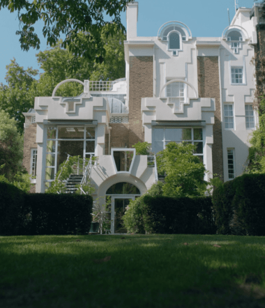 The Cosmic House: Ένα μεταμοντέρνο ορόσημο ανοίγει τις πόρτες του