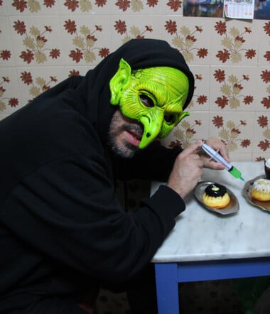 Ο Dim Goblin τα κάνει όλα για την αγάπη