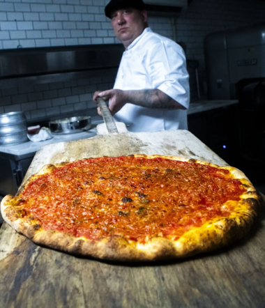 H πιο εκκεντρική πίτσα ψήνεται στο Μπρούκλιν 