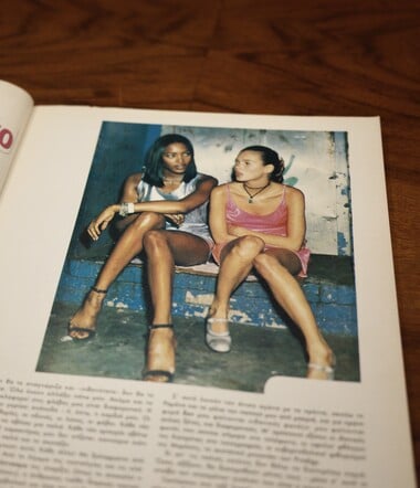 Ξαπλώσου στο ταξί. Από τον Στάθη Τσαγκαρουσιάνο