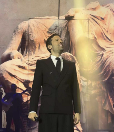 Κωνσταντίνος Αργυρός: μπουζούκια, γαρύφαλλα λιωμένα και Ελγίνεια