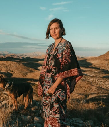 Μια καλλιτέχνης επανεφευρίσκει τον εαυτό της ζώντας στην άκρη του κόσμου