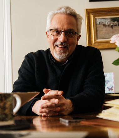 Άλαν Χόλινγκχερστ: «Στην queer λογοτεχνία, κάτι από εκείνη την παλιά οργή θα επιστρέψει» 