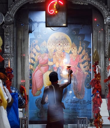 ΕΠΕΞ Βιώνοντας τα μυστήρια της Ανατολής στην ιερή Καταραγκάμα (Σρι Λάνκα)