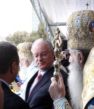 Μη βγάζετε γλώσσα