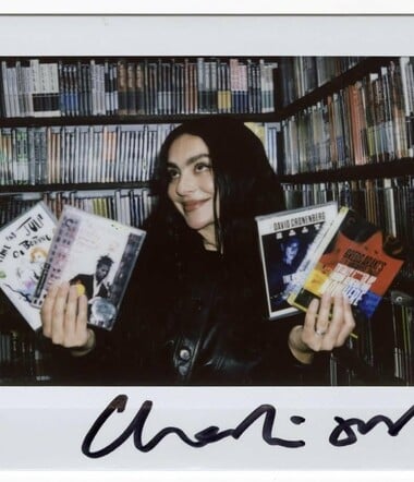 Η Charli XCX στην ντουλάπα της Criterion