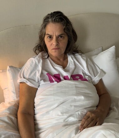 ΕΠΕΞ Η ριζοσπαστική ειλικρίνεια της Τρέισι Έμιν/ «Μετανιώνω που κάπνιζα και πηδιόμουν από τη λάθος τρύπα»