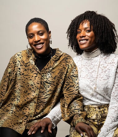 «Μη μας ρωτάς από πού είμαστε. Είμαστε 100% Ελληνίδες και 100% Νιγηριανές»