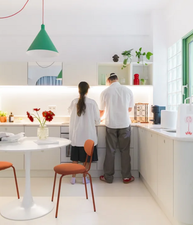 Ένα μικροσκοπικό διαμέρισμα στα Εξάρχεια συλλέγει το αθηναϊκό φως