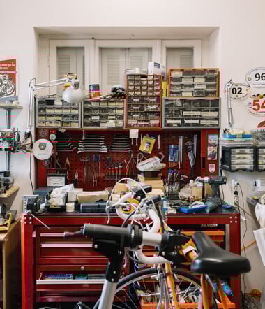 Ένα σπίτι με γάτες και μηχανές / Ένα σπίτι που νιαουρίζει και μαρσάρει