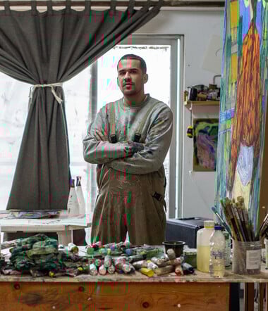 Ο Μιχάλης Κιούσης ζωγραφίζει ανθρώπινες φιγούρες σε αφρικανικά τοπία