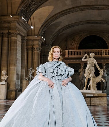 Η Ιζαμπέλ Ιπέρ μπαίνει στο Λούβρο σαν να ανήκε πάντα εκεί