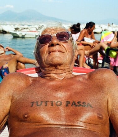 Όλα περνούν, αγόρι μου! Η γλυκόπικρη φιλοσοφία ενός άντρα που τα έχασε όλα