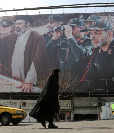 Σαχράμ Χοσραβί: «Ο πόλεμος ρίχνει “σανίδα σωτηρίας” στο καθεστώς της Τεχεράνης, το οποίο μόνο ο λαός μπορεί να ανατρέψει»