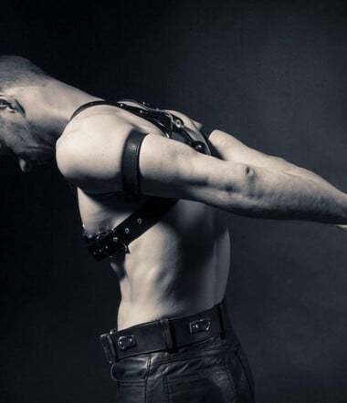 Το πορτρέτο του Πάνου, σκλάβου του BDSM και queer 