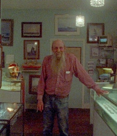 Τα μυστήρια του σύμπαντος σ' ένα κομμάτι θαλάσσιου γυαλιού