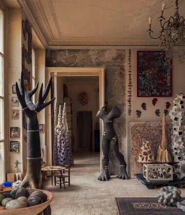 Agnès Debizet: η αυτοδίδακτη καλλιτέχνις που μετέτρεψε το σπίτι της σε σύμπαν